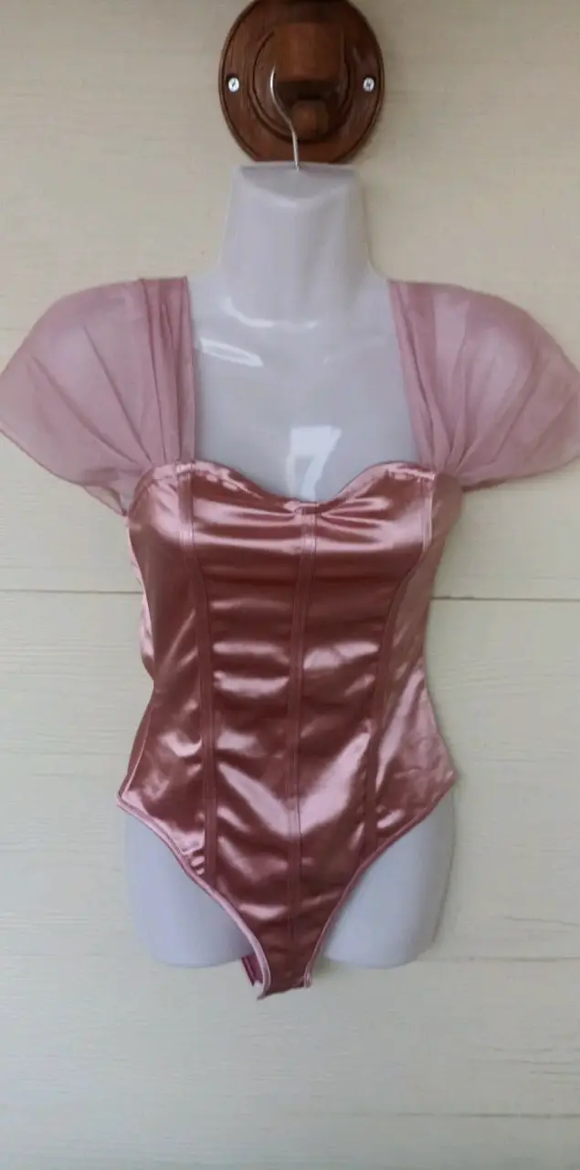 Body de satén rosa con mangas transparentes