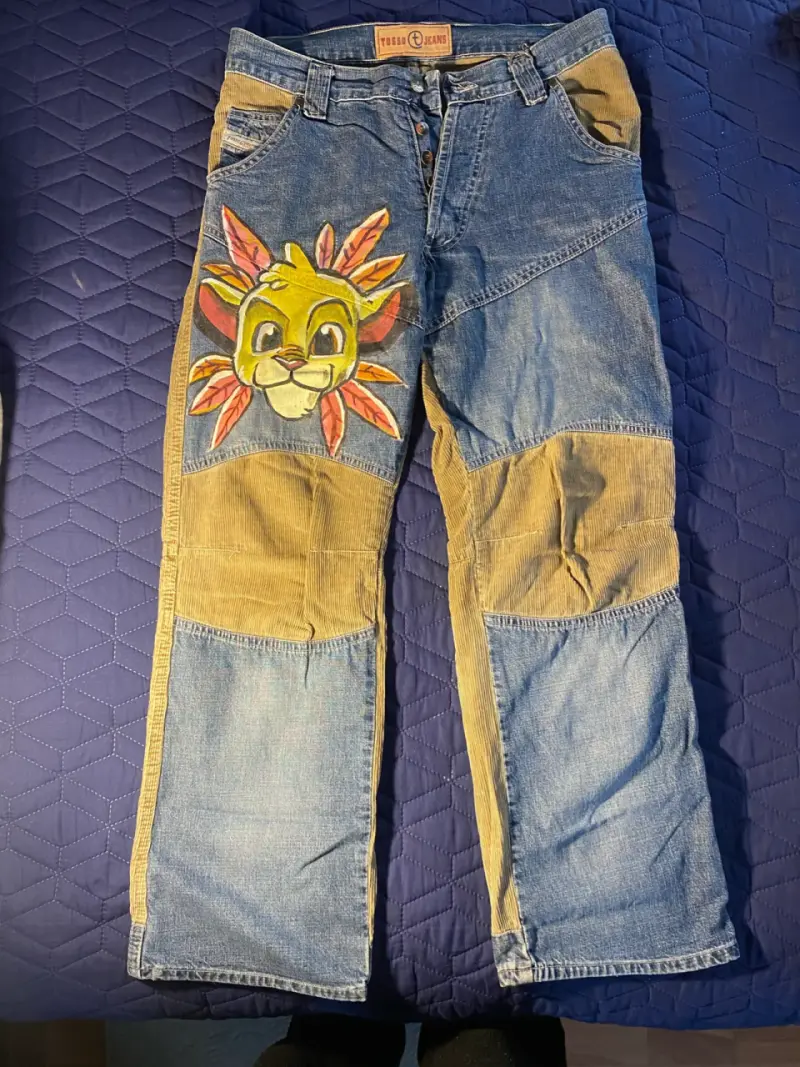 Jeans unisex con diseño de león y parches