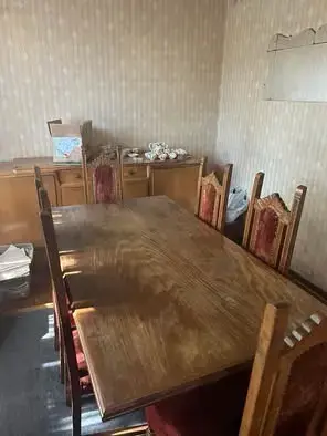 Mesa de comedor de madera con sillas clásicas - 1