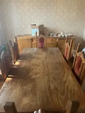 Mesa de comedor de madera con sillas clásicas - miniatura 2