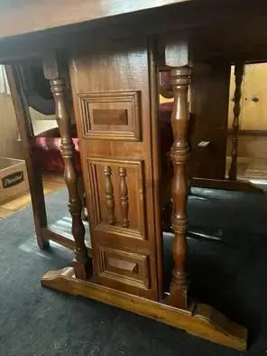 Mesa de comedor de madera con sillas clásicas - 3