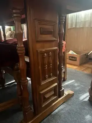Mesa de comedor de madera con sillas clásicas - 4
