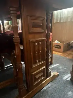 Mesa de comedor de madera con sillas clásicas - miniatura 4