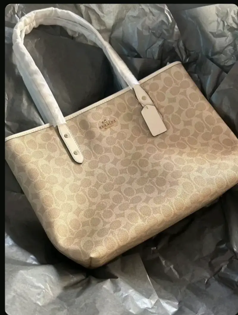 Bolso tote beige Coach con diseño clásico - 1