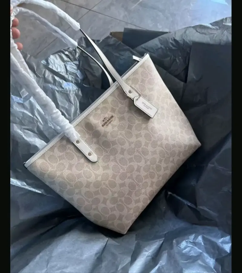 Bolso tote beige Coach con diseño clásico - 2