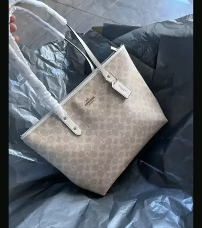 Bolso tote beige Coach con diseño clásico - miniatura 2