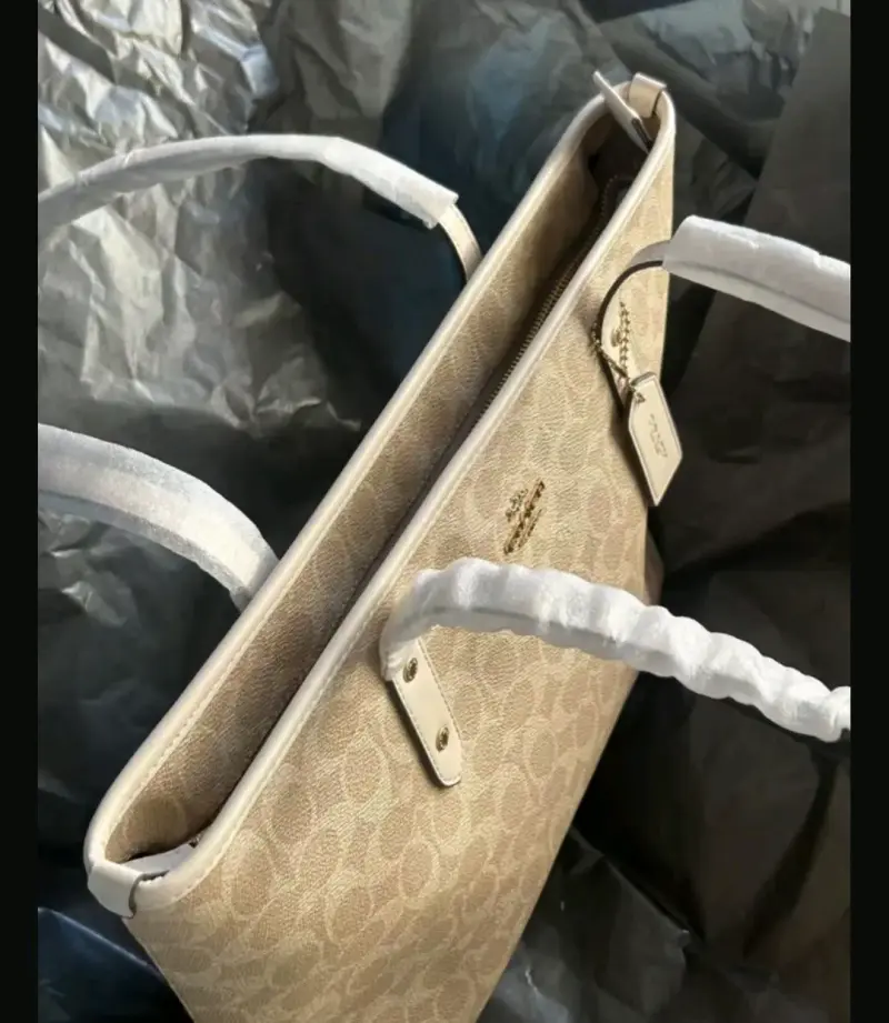 Bolso tote beige Coach con diseño clásico - 3