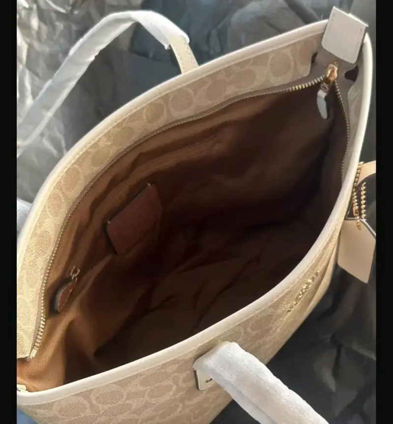 Bolso tote beige Coach con diseño clásico - 4