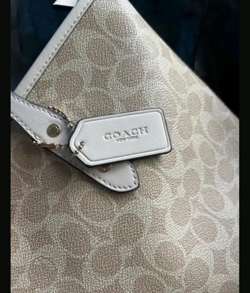 Bolso tote beige Coach con diseño clásico - 5