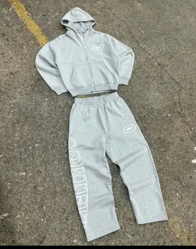 Conjunto deportivo gris con capucha Corteiz - miniatura 1