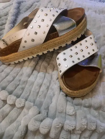 Sandalias de plataforma con tachas Bata - miniatura 1