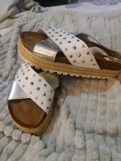 Sandalias de plataforma con tachas Bata - miniatura 2