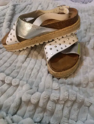 Sandalias de plataforma con tachas Bata - miniatura 6