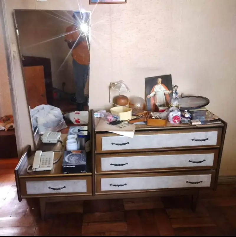 Tocador de madera con espejo vintage