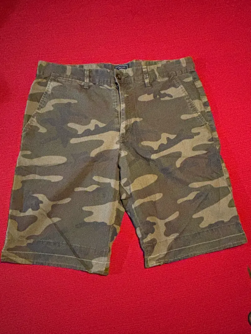 Bermudas camufladas Gap Khakis talla 32 - 1
