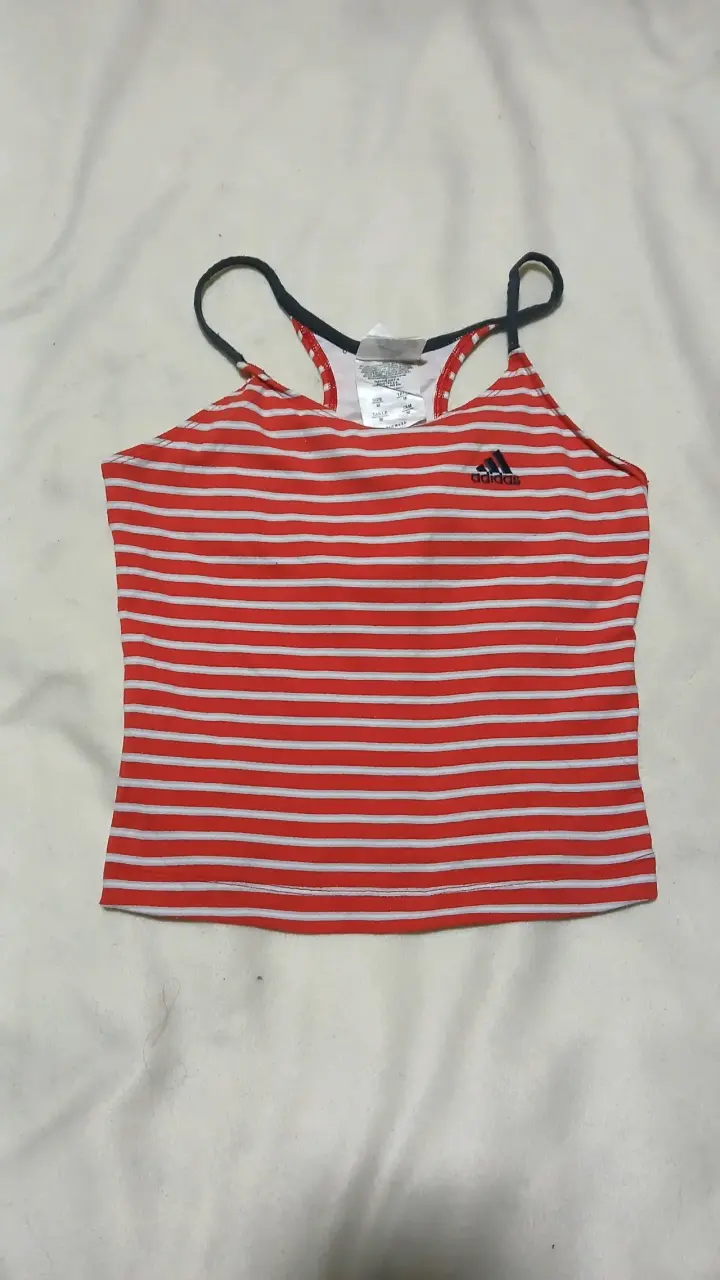 Polera deportiva rayada Adidas roja