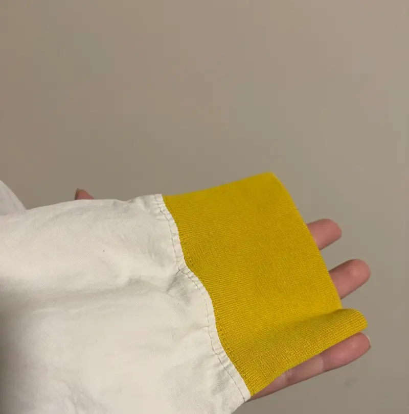 Polerón Levi's amarillo con mangas blancas - 2