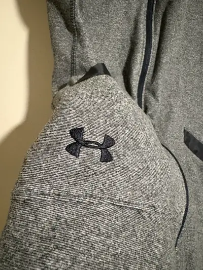 Chaleco sin mangas Under Armour gris para hombre - miniatura 2