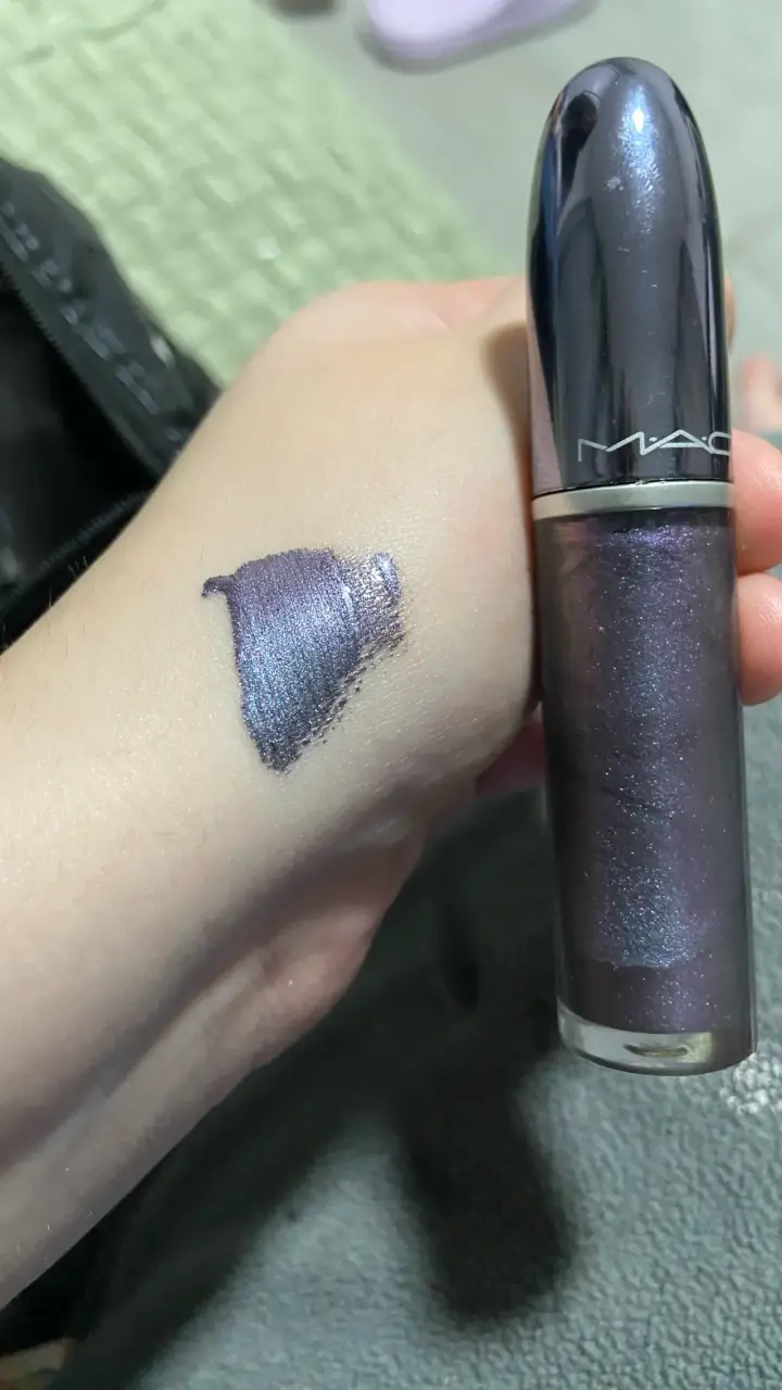 Labial líquido MAC color morado metálico