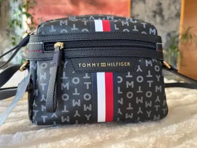 Bolso cruzado Tommy Hilfiger negro con logo - miniatura 1