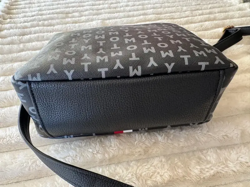 Bolso cruzado Tommy Hilfiger negro con logo - 4