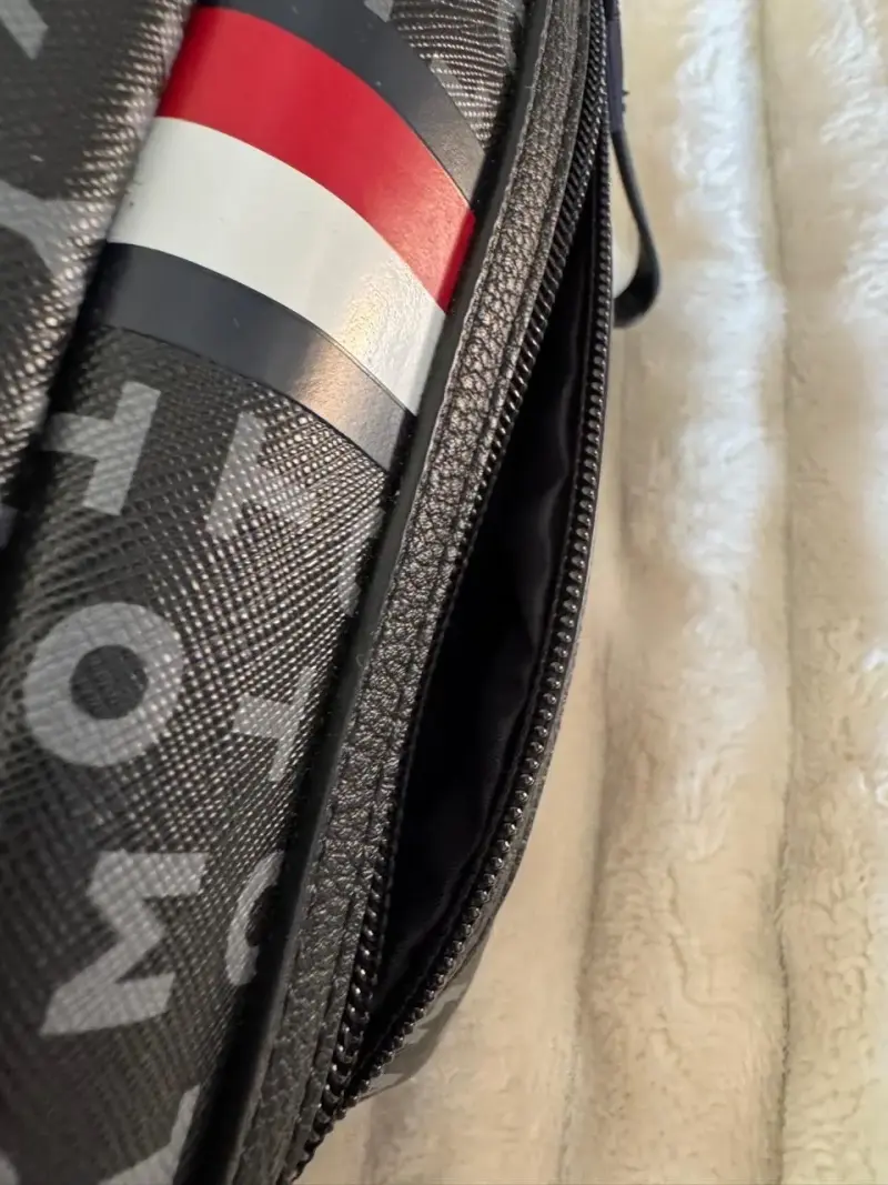 Bolso cruzado Tommy Hilfiger negro con logo - 6