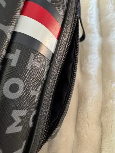 Bolso cruzado Tommy Hilfiger negro con logo - miniatura 6
