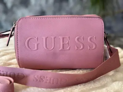 Cartera Guess rosa con correa ajustable - miniatura 1