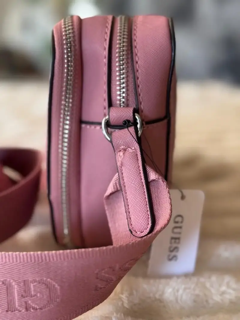 Cartera Guess rosa con correa ajustable - 2