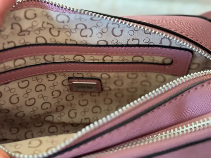 Cartera Guess rosa con correa ajustable - 4