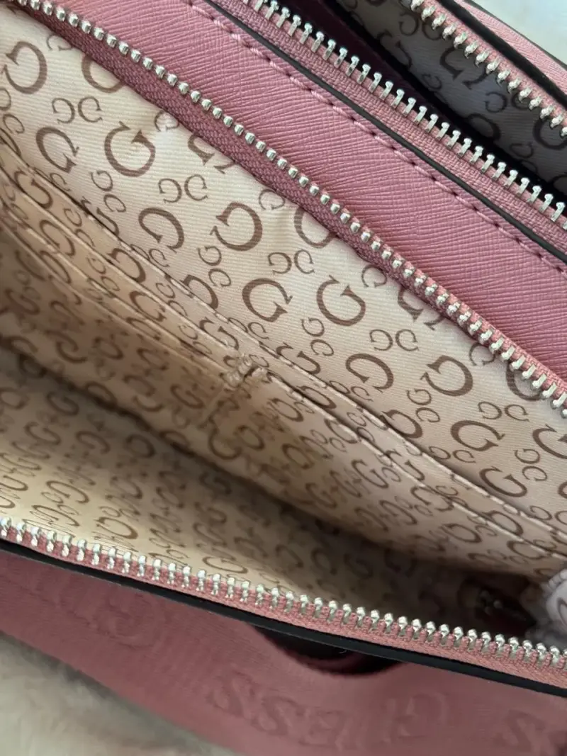 Cartera Guess rosa con correa ajustable - 5