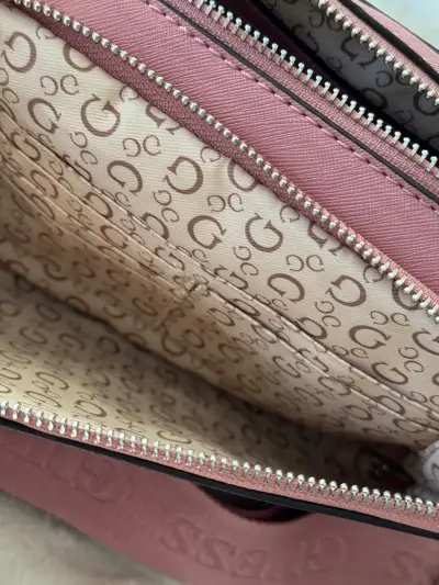 Cartera Guess rosa con correa ajustable - miniatura 5