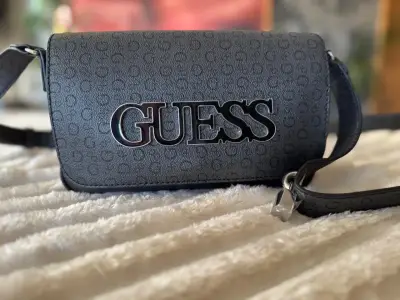 Cartera Guess negra con logo metálico - miniatura 1