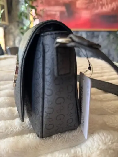 Cartera Guess negra con logo metálico - miniatura 2