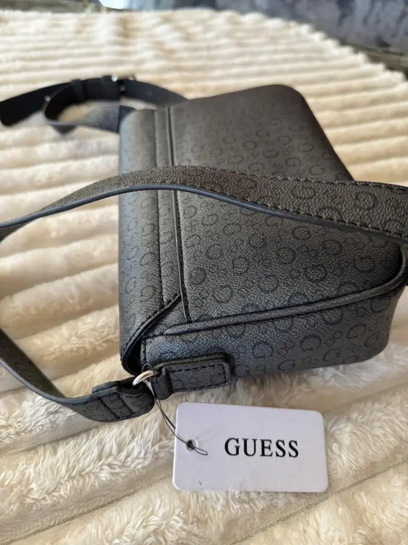 Cartera Guess negra con logo metálico - 3