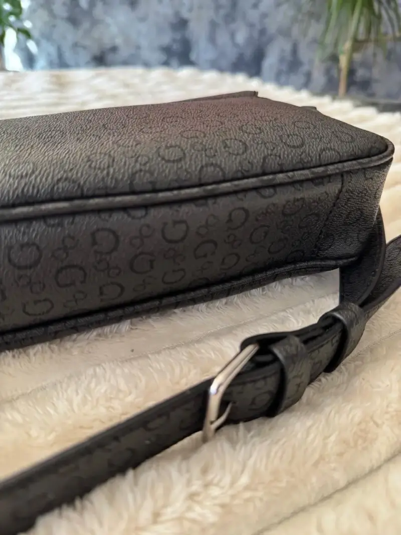 Cartera Guess negra con logo metálico - 4