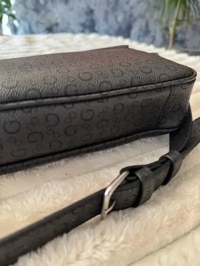 Cartera Guess negra con logo metálico - miniatura 4