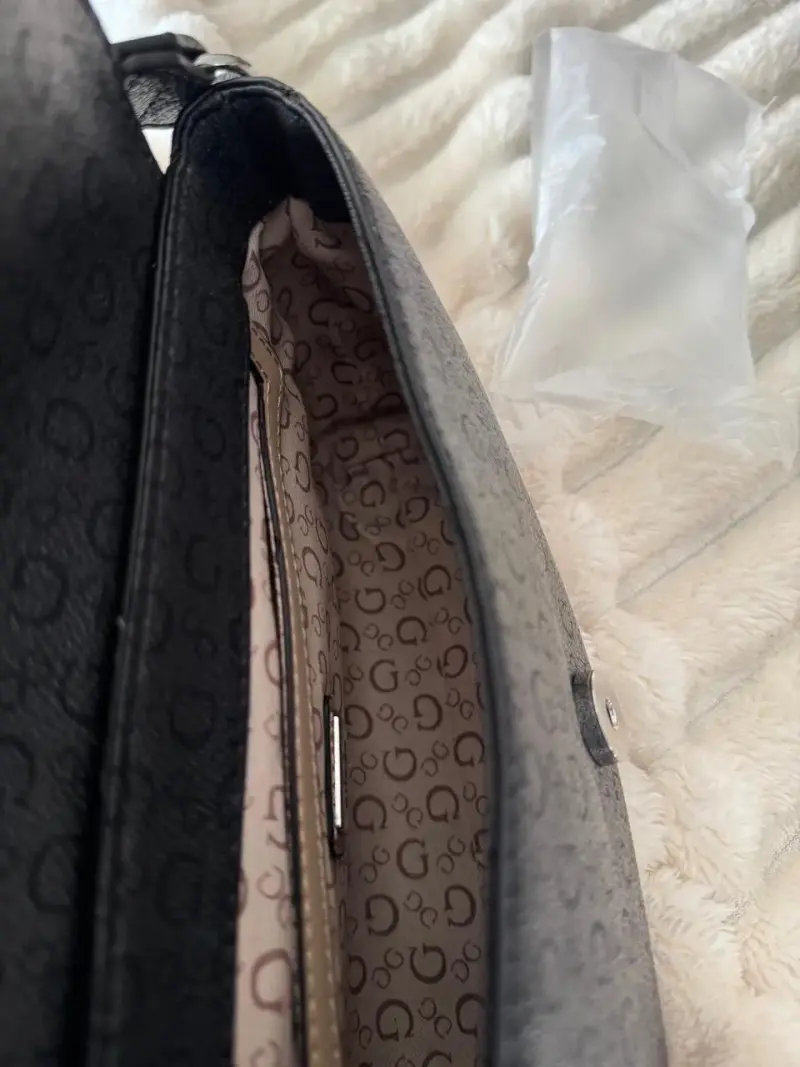 Cartera Guess negra con logo metálico - 5