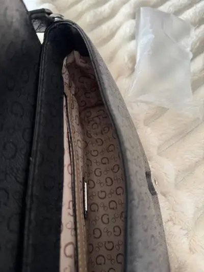 Cartera Guess negra con logo metálico - miniatura 5