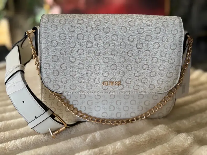 Cartera Guess blanca con cadena dorada - 1