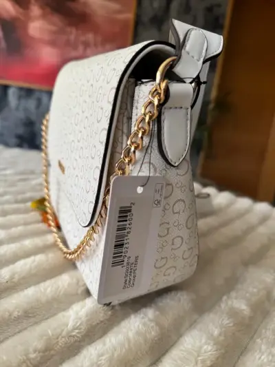 Cartera Guess blanca con cadena dorada - miniatura 2