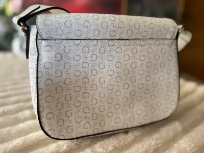 Cartera Guess blanca con cadena dorada - miniatura 3