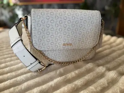 Cartera Guess blanca con cadena dorada - miniatura 4