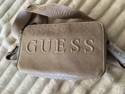Cartera cruzada Guess beige con logo - miniatura 1