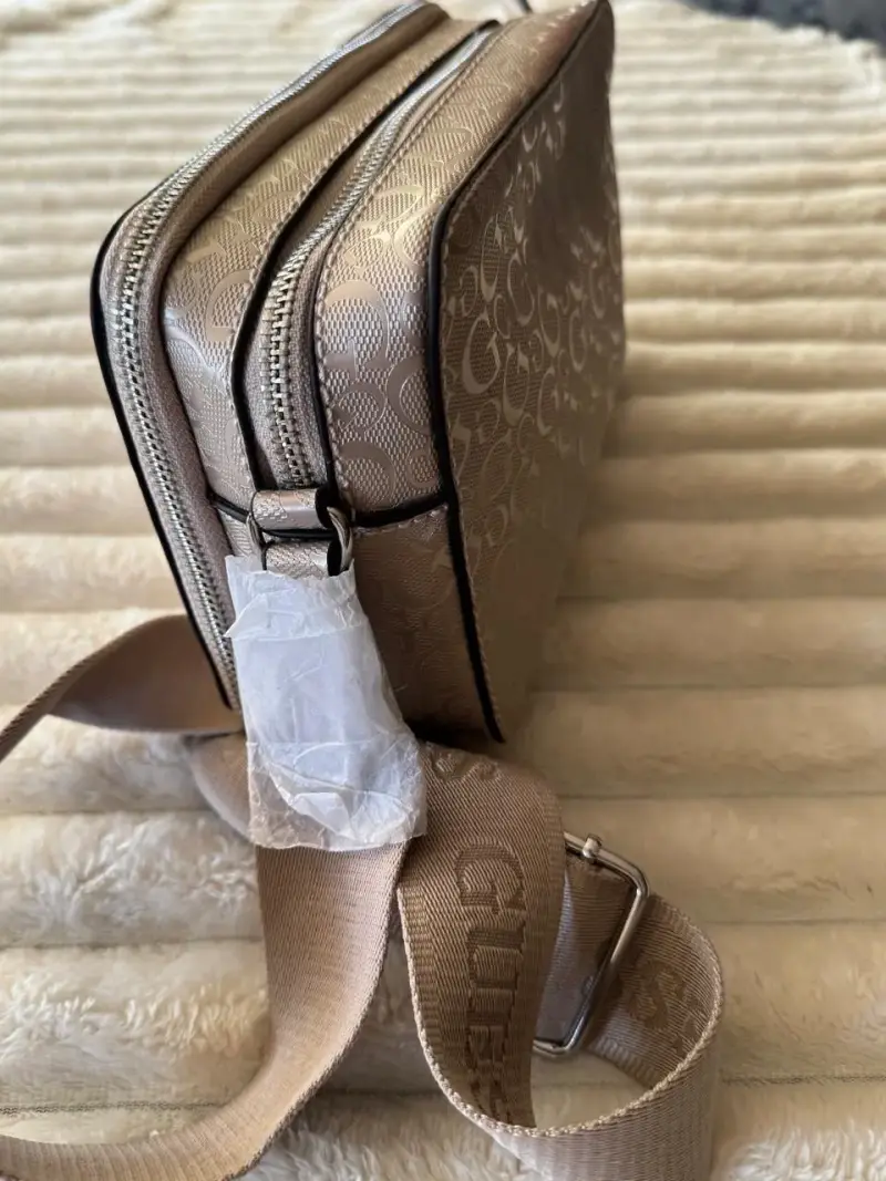 Cartera cruzada Guess beige con logo - 2
