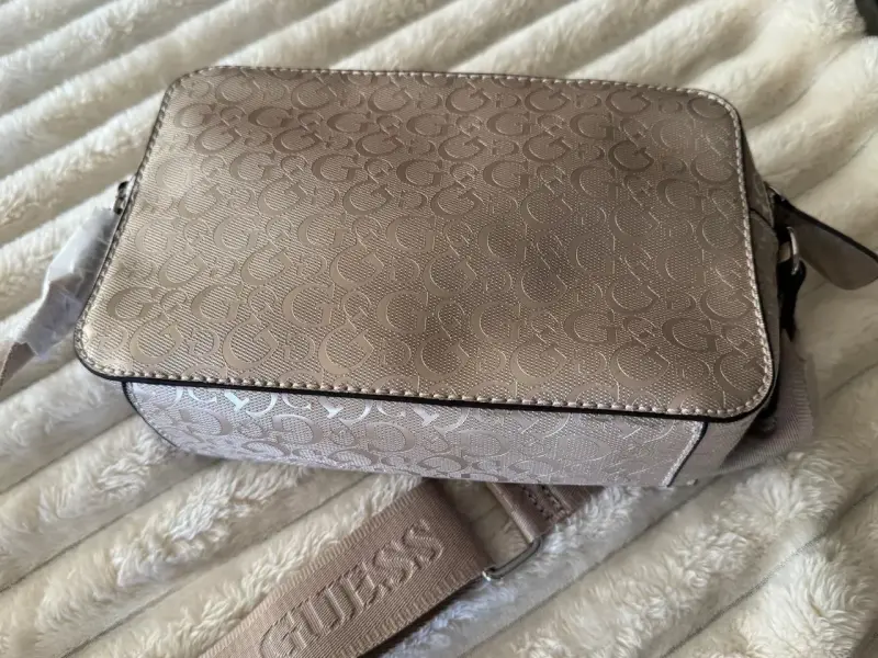 Cartera cruzada Guess beige con logo - 3