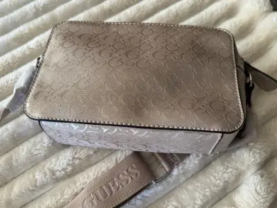 Cartera cruzada Guess beige con logo - miniatura 3