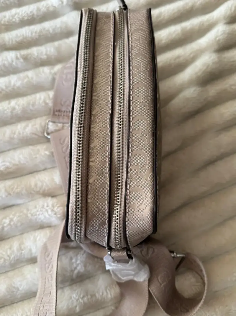 Cartera cruzada Guess beige con logo - 4