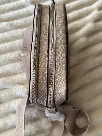 Cartera cruzada Guess beige con logo - miniatura 4