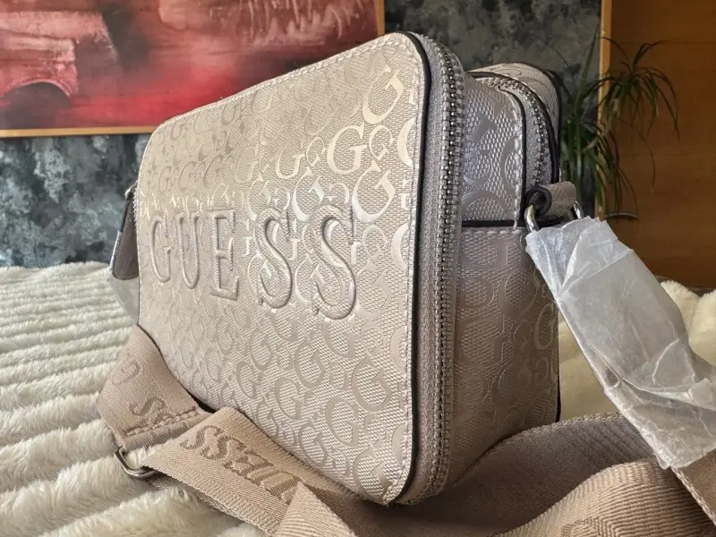 Cartera cruzada Guess beige con logo - 5